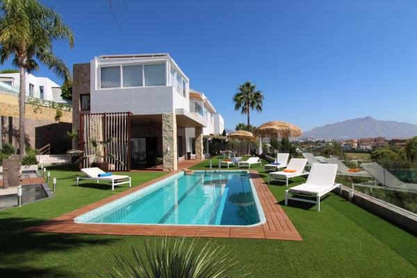 Villa te koop in Spanje - Andalusi - Costa del Sol - Estepona -  1.995.000