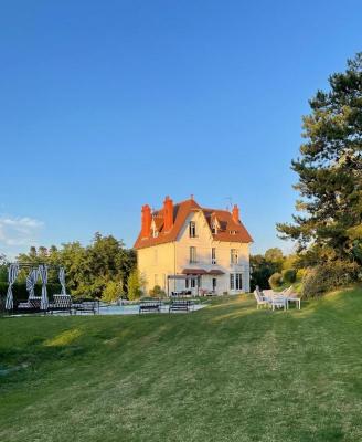 Villa for sale in France - Auvergne - Allier - Neris Les Bains -  485.000